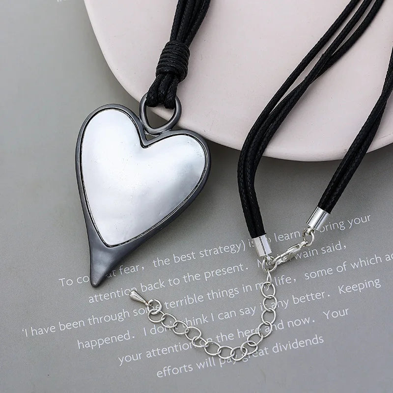 Kaseakia Women's Long Metal Necklace, Heart Shape Pendant Sweater Chain, Fashionable Retro Jewelry Accessory