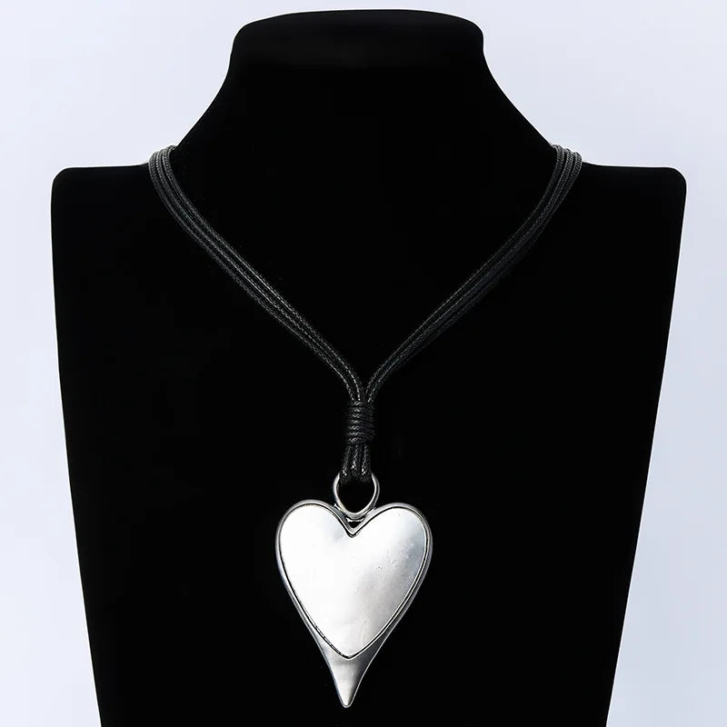 Kaseakia Women's Long Metal Necklace, Heart Shape Pendant Sweater Chain, Fashionable Retro Jewelry Accessory